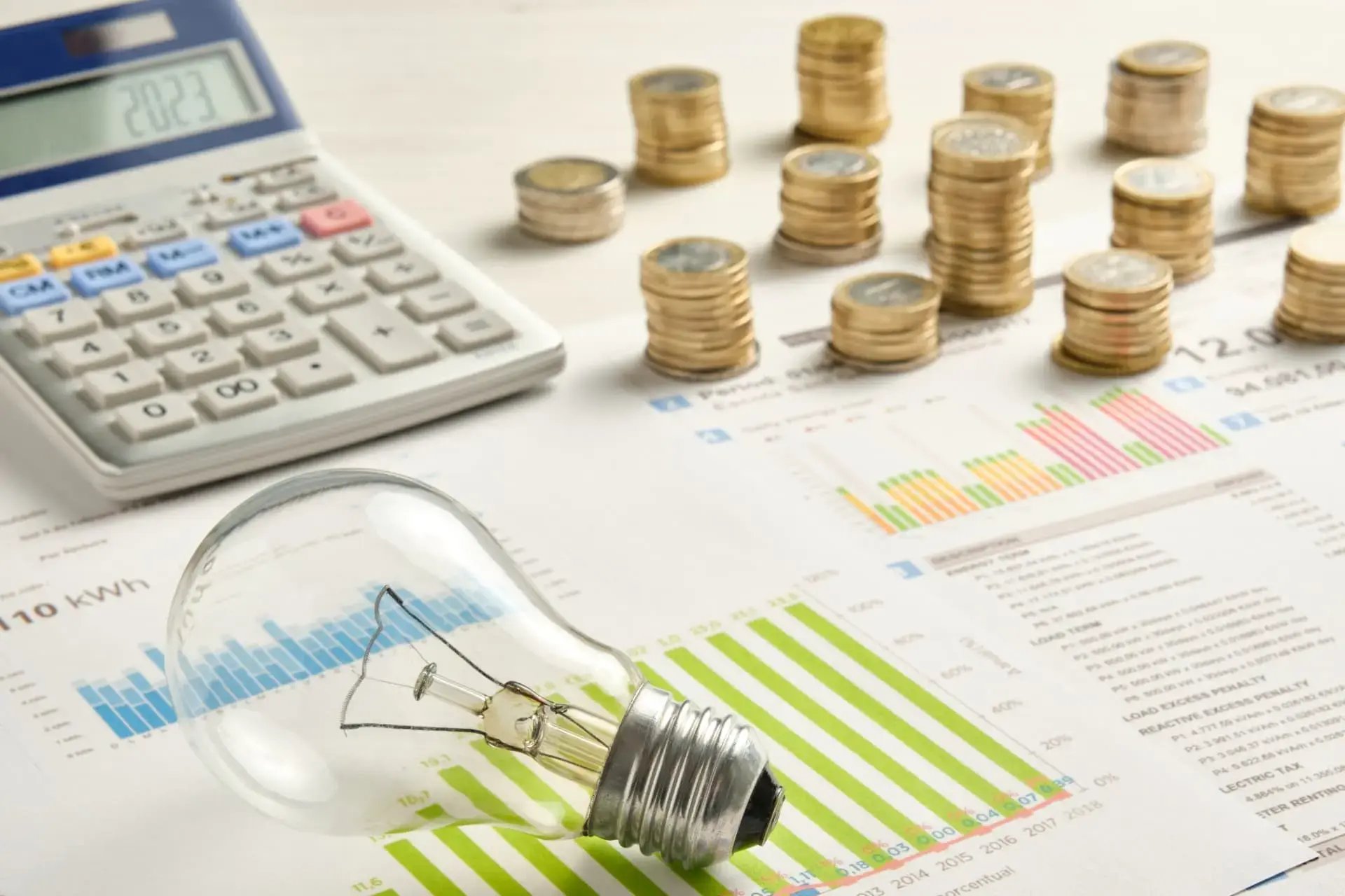 659-modeas-lampada-e-calculadora-simbolizando-reduçao-de-custos-de-energia